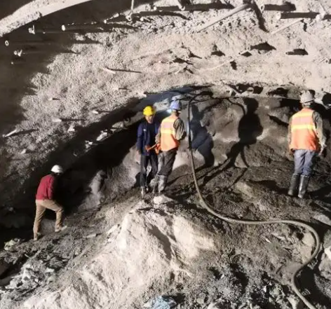 绥芬河拱顶带模注浆料的施工流程及注意事项